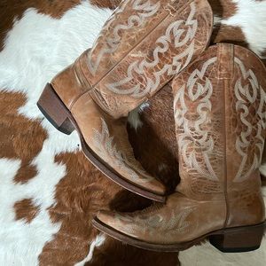Snip toe cowgirl boots very lightly worn!